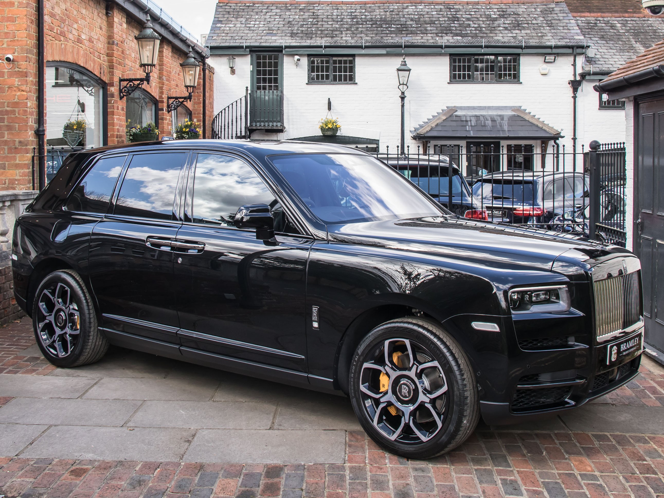 Rolls Royce Cullinan View 2